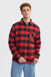 Camisa slim roja de cuadros negros con bolsillo frontal y estilo casual relajado