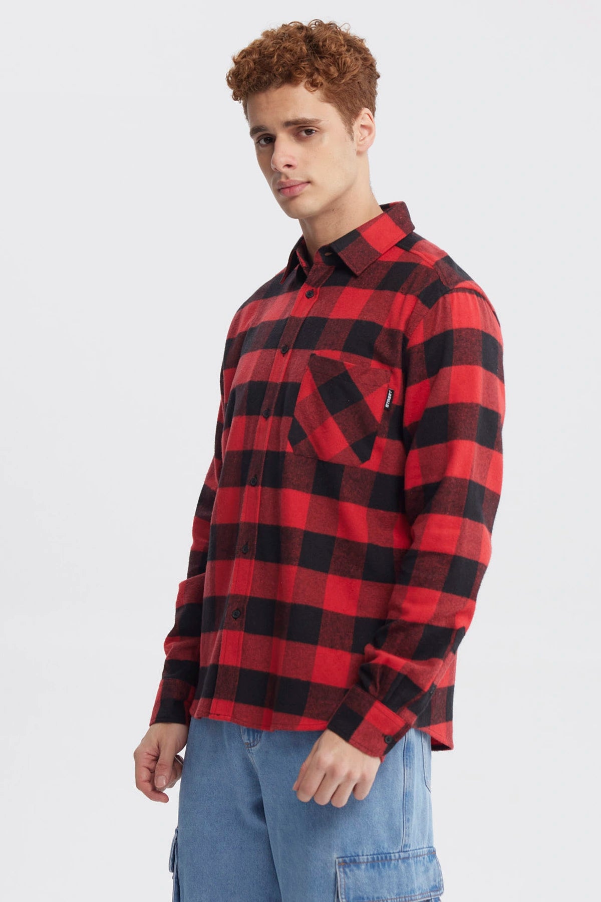 Camisa slim roja de cuadros negros con bolsillo frontal y estilo casual relajado