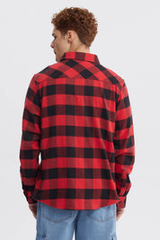 Camisa slim roja de cuadros negros con bolsillo frontal y estilo casual relajado