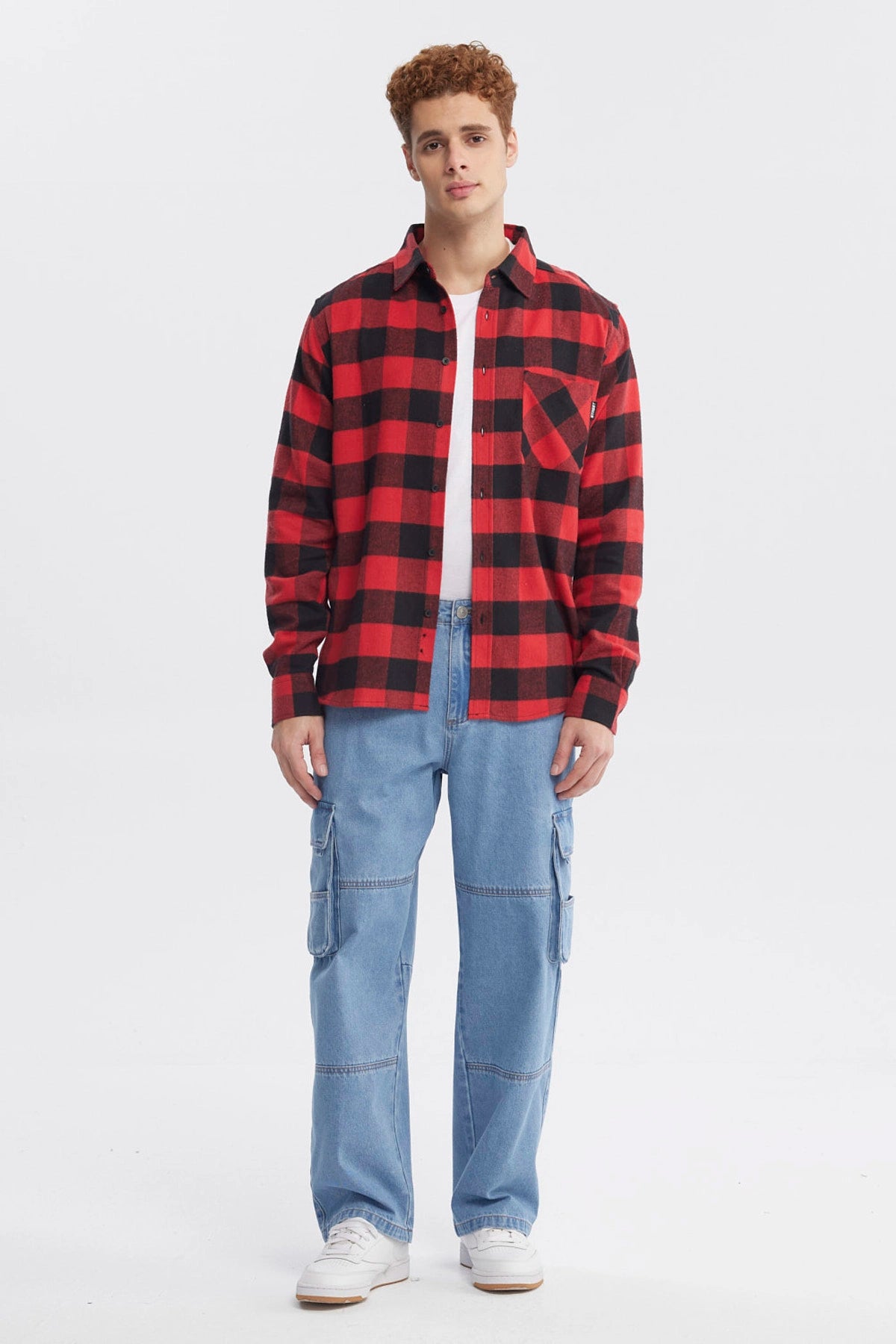 Camisa slim roja de cuadros negros con bolsillo frontal y estilo casual relajado
