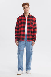 Camisa slim roja de cuadros negros con bolsillo frontal y estilo casual relajado
