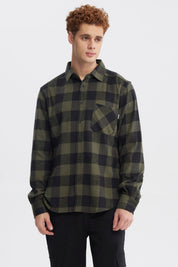 Camisa slim de hombre verde con diseño de cuadros grandes en negro sin estampa visible ideal para un look casual