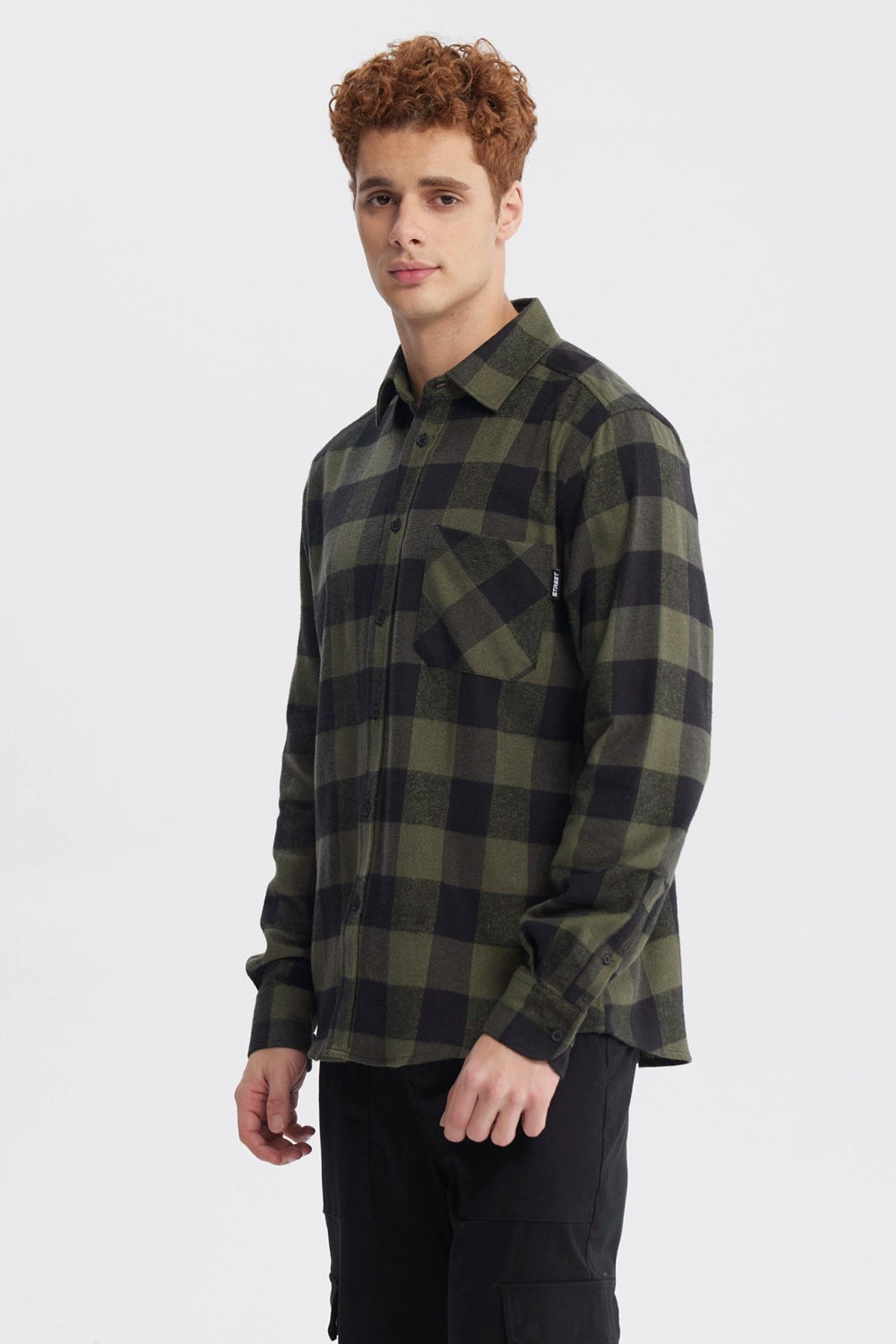 Camisa slim de hombre verde con diseño de cuadros grandes en negro sin estampa visible ideal para un look casual