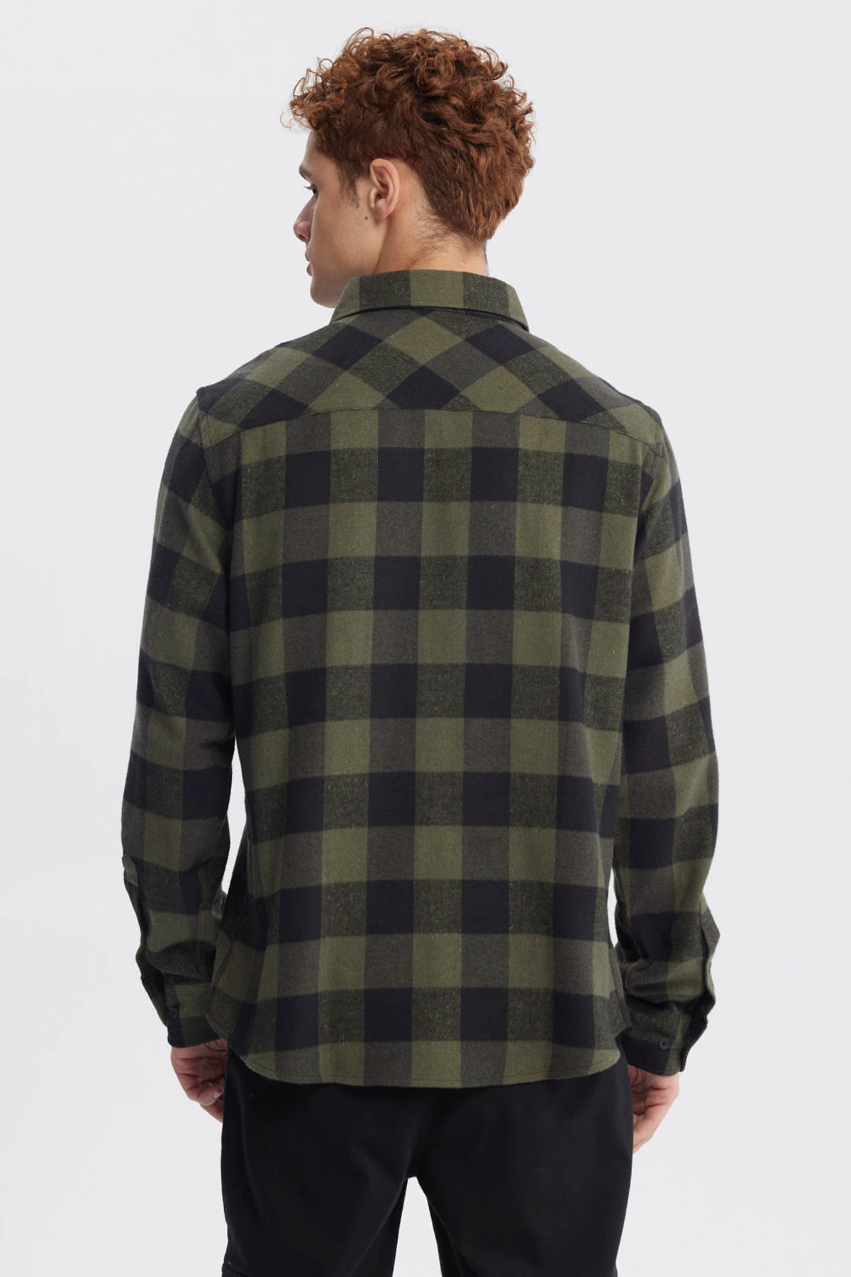Camisa slim de hombre verde con diseño de cuadros grandes en negro sin estampa visible ideal para un look casual