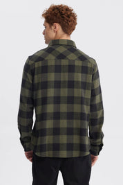 Camisa slim de hombre verde con diseño de cuadros grandes en negro sin estampa visible ideal para un look casual