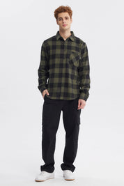 Camisa slim de hombre verde con diseño de cuadros grandes en negro sin estampa visible ideal para un look casual