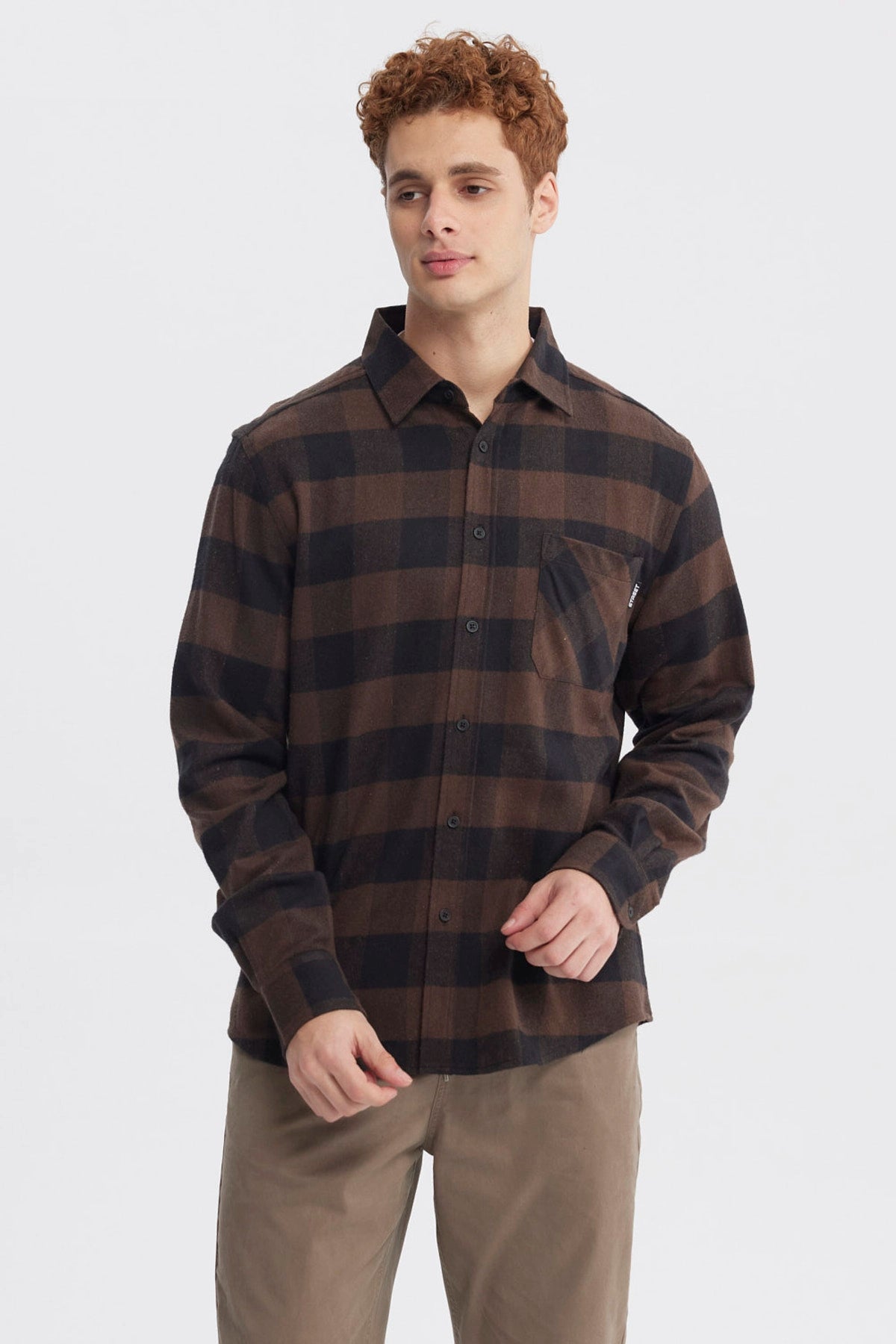 Camisa hombre slim café con cuadros grandes en negro estilo casual sin estampa visible