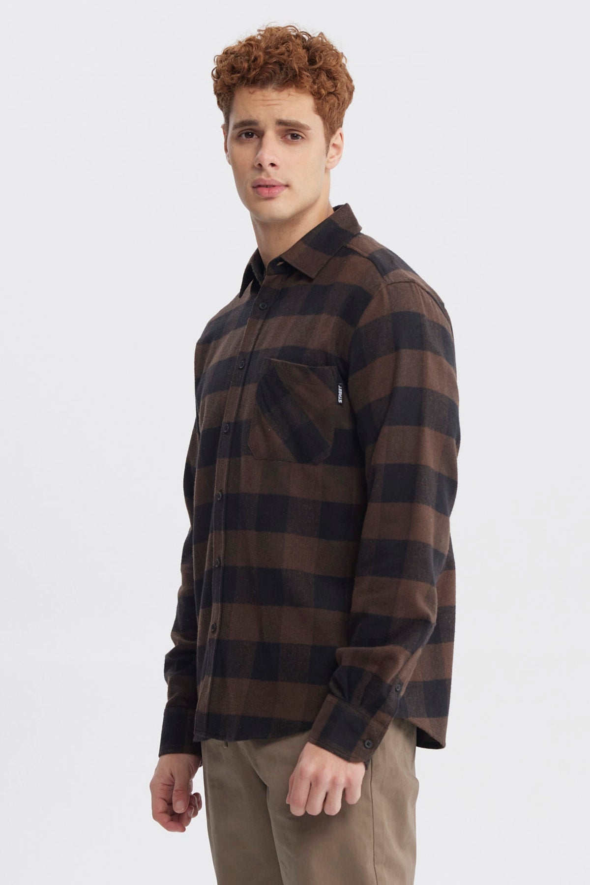 Camisa hombre slim café con cuadros grandes en negro estilo casual sin estampa visible