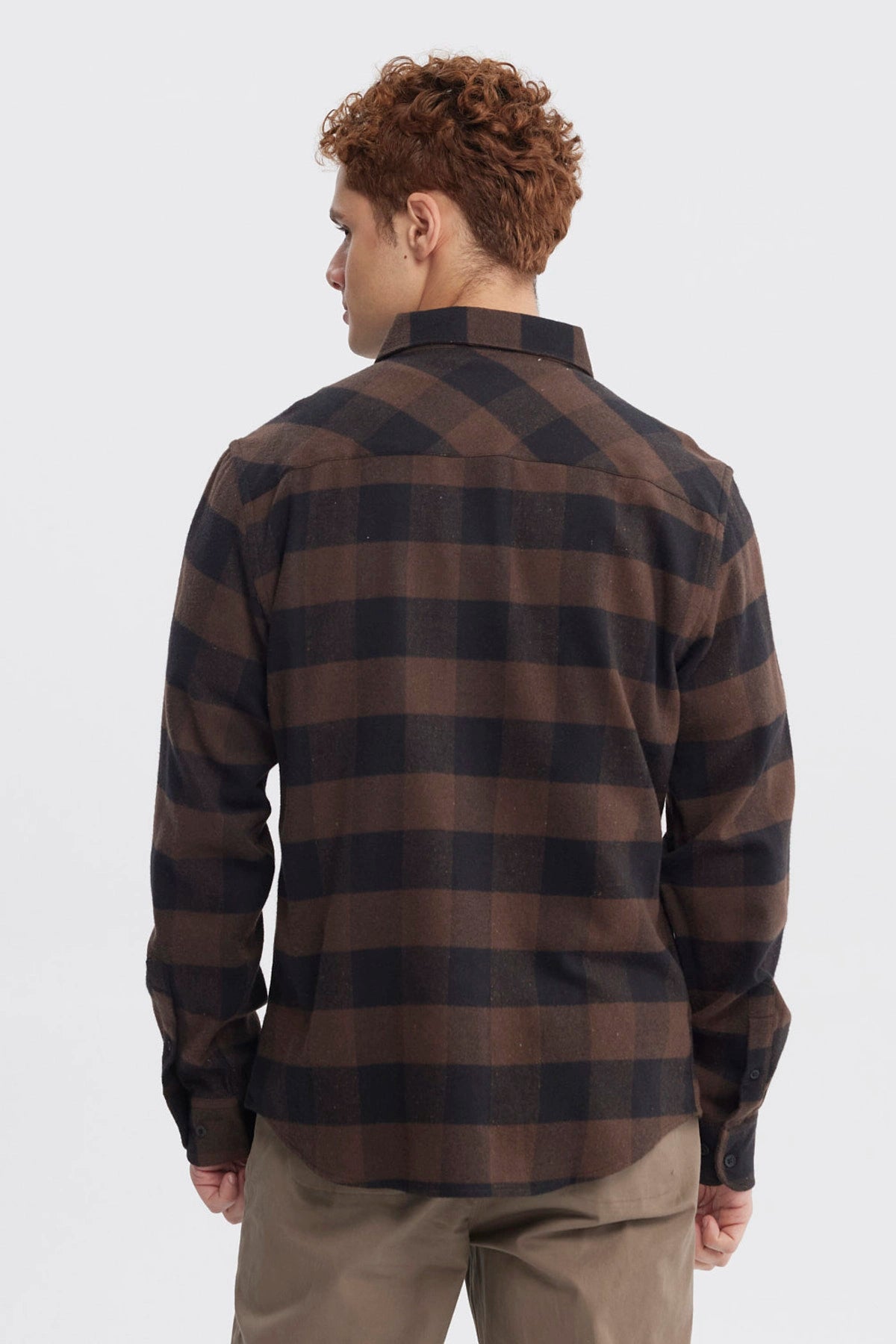 Camisa hombre slim café con cuadros grandes en negro estilo casual sin estampa visible