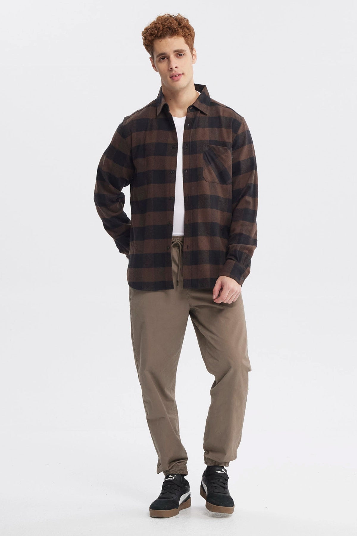 Camisa hombre slim café con cuadros grandes en negro estilo casual sin estampa visible