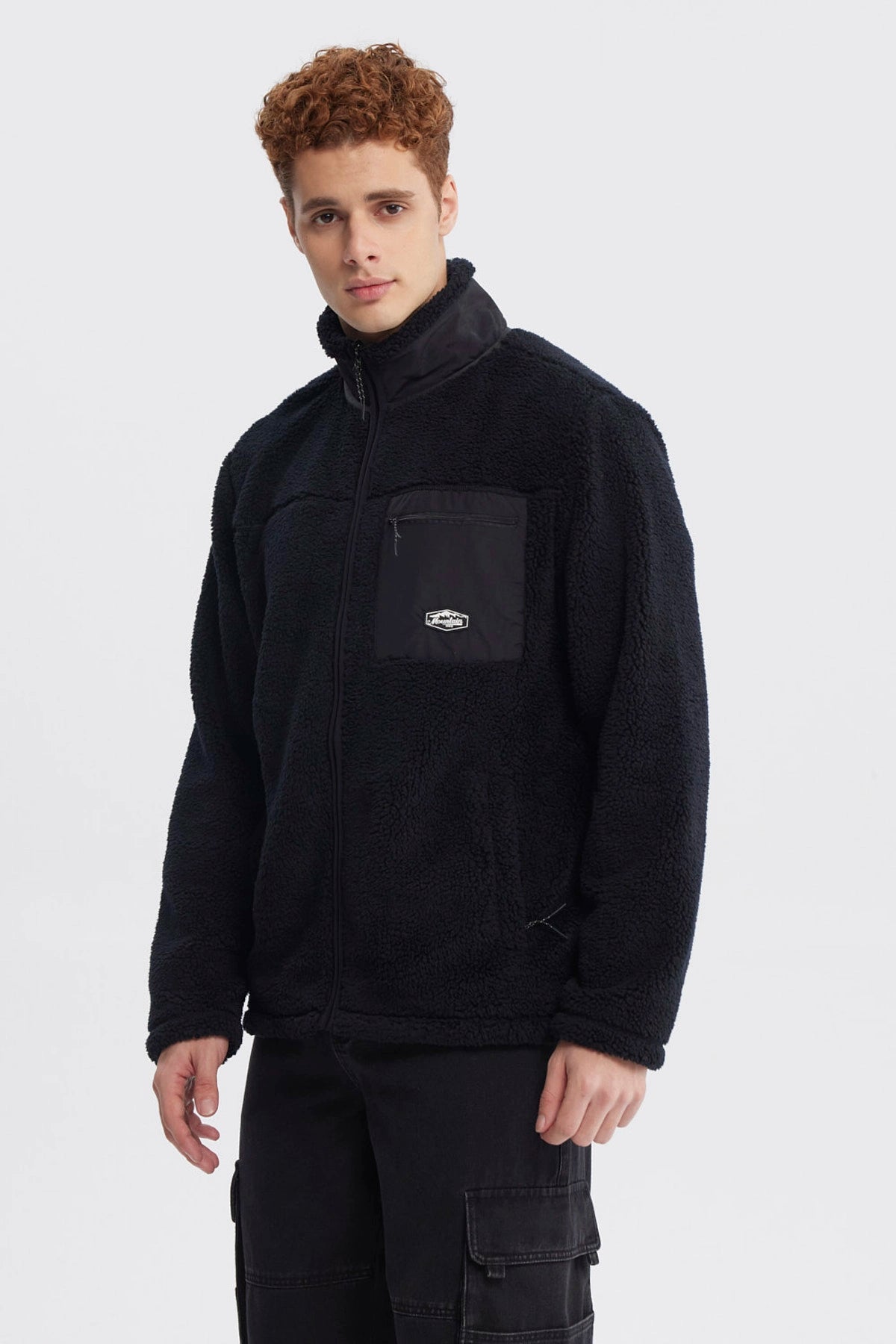 Polar negro juvenil slim para hombre con bolsillo en el pecho prenda lisa y cálida ideal para días fríos