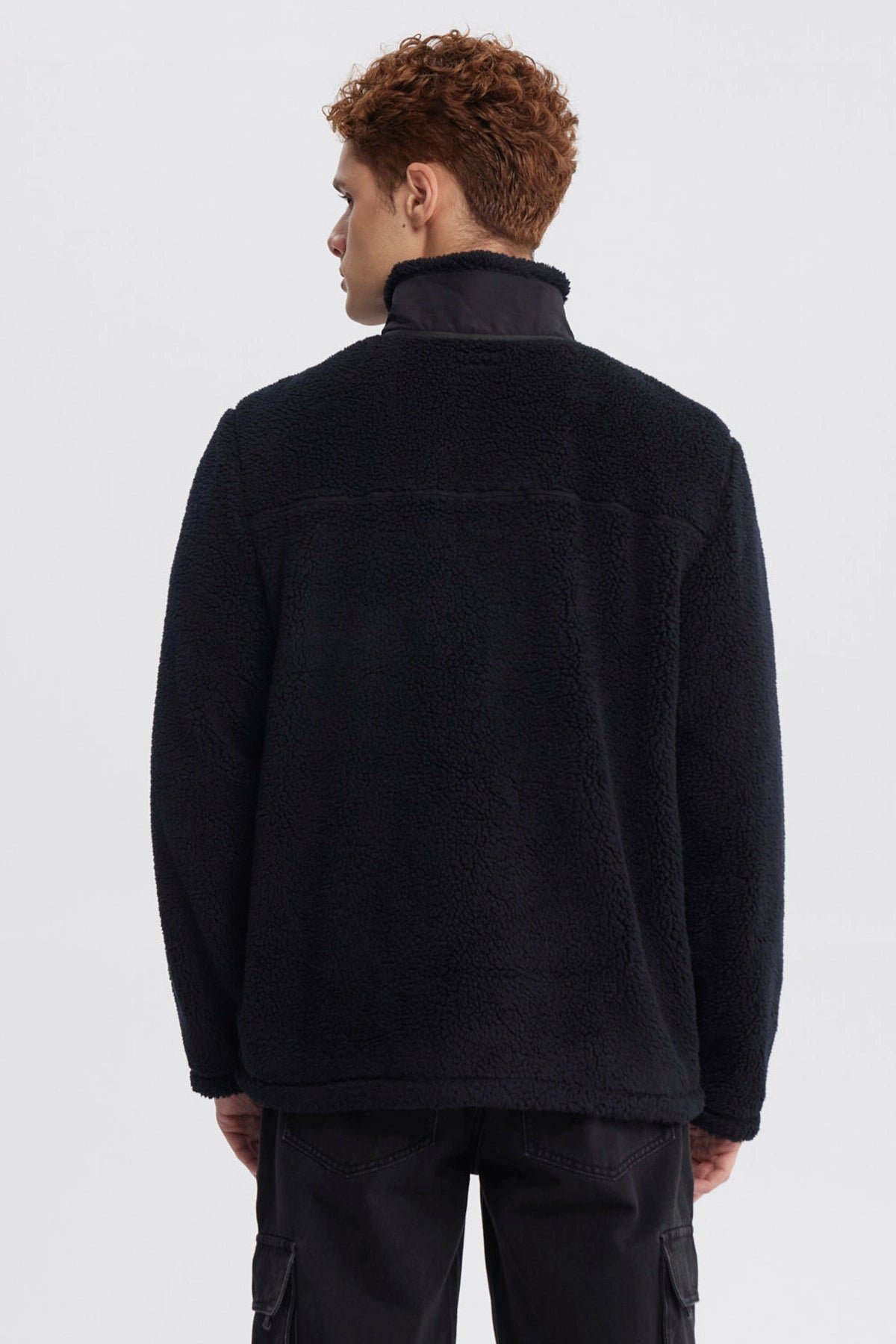 Polar negro juvenil slim para hombre con bolsillo en el pecho prenda lisa y cálida ideal para días fríos