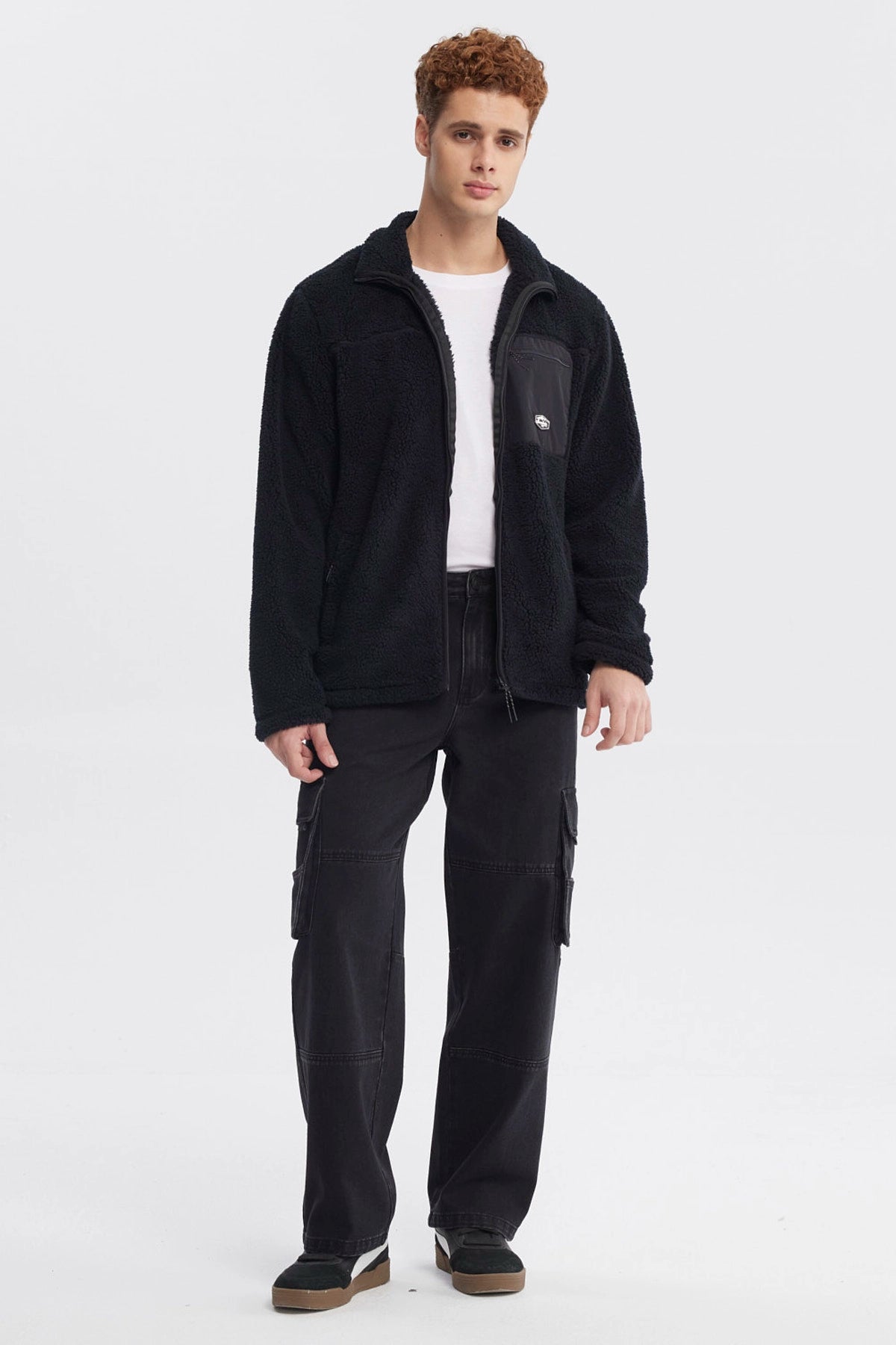 Polar negro juvenil slim para hombre con bolsillo en el pecho prenda lisa y cálida ideal para días fríos