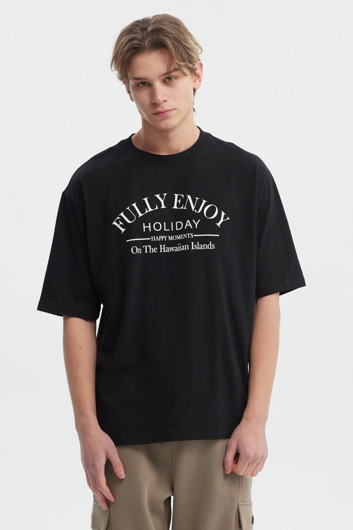 Polera negra slim para hombre con texto 'FULLY ENJOY HOLIDAY HAPPY MOMENTS On The Hawaiian Islands' en el frente