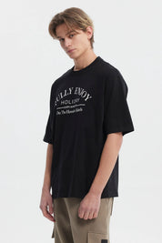 Polera negra slim para hombre con texto 'FULLY ENJOY HOLIDAY HAPPY MOMENTS On The Hawaiian Islands' en el frente