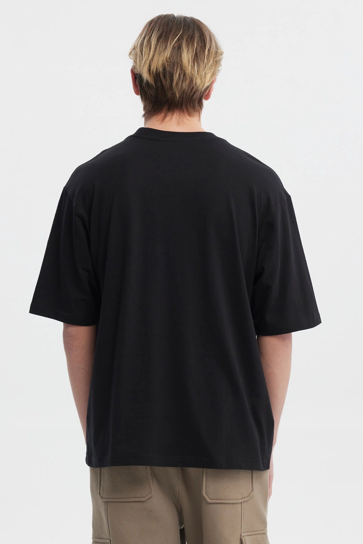 Polera negra slim para hombre con texto 'FULLY ENJOY HOLIDAY HAPPY MOMENTS On The Hawaiian Islands' en el frente