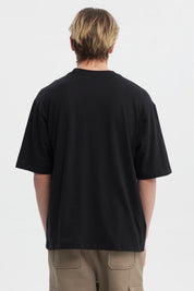Polera negra slim para hombre con texto 'FULLY ENJOY HOLIDAY HAPPY MOMENTS On The Hawaiian Islands' en el frente