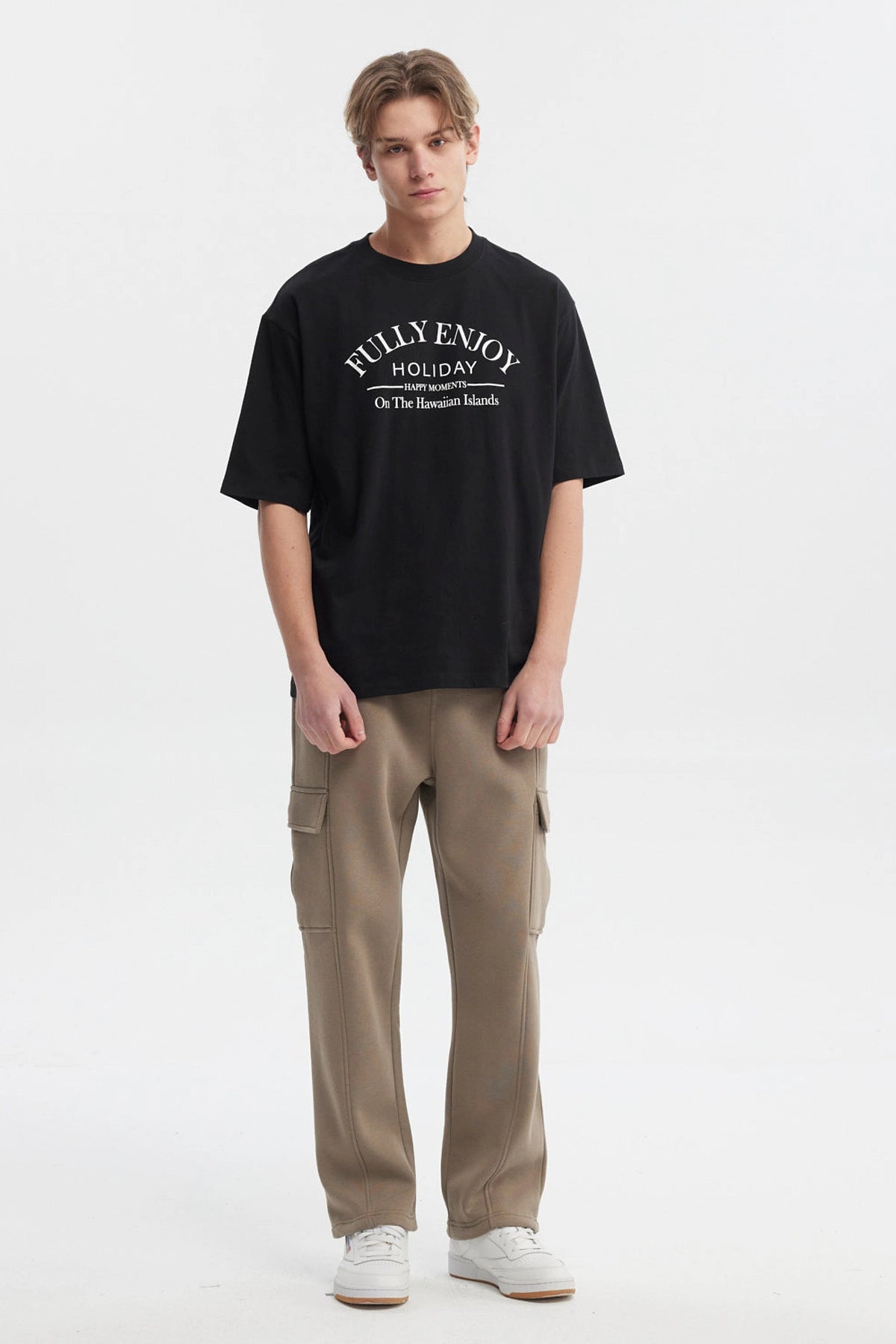 Polera negra slim para hombre con texto 'FULLY ENJOY HOLIDAY HAPPY MOMENTS On The Hawaiian Islands' en el frente