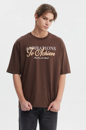 Polera slim chocolate para hombre con texto aspiracional al frente en estilo tipográfico clásico