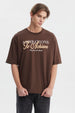 Polera slim chocolate para hombre con texto aspiracional al frente en estilo tipográfico clásico