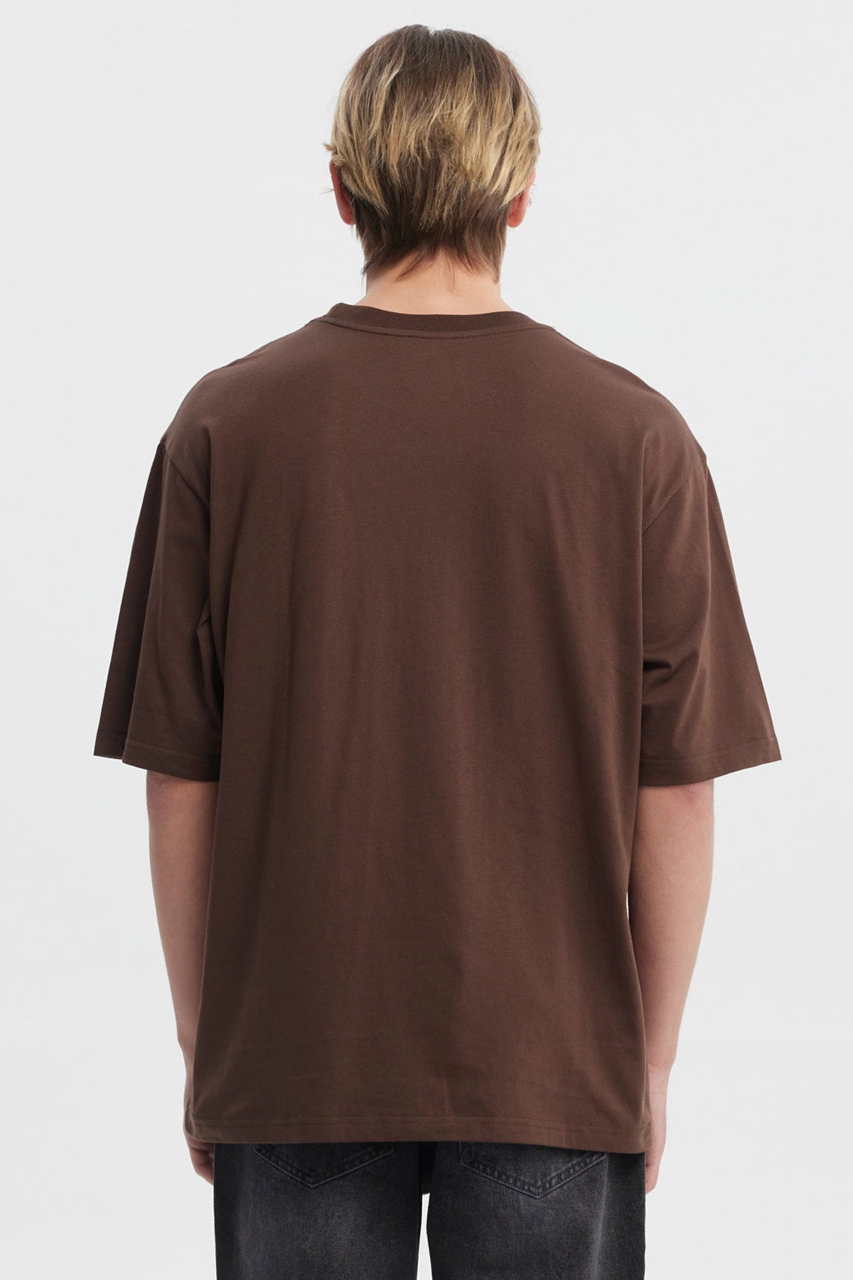 Polera slim chocolate para hombre con texto aspiracional al frente en estilo tipográfico clásico