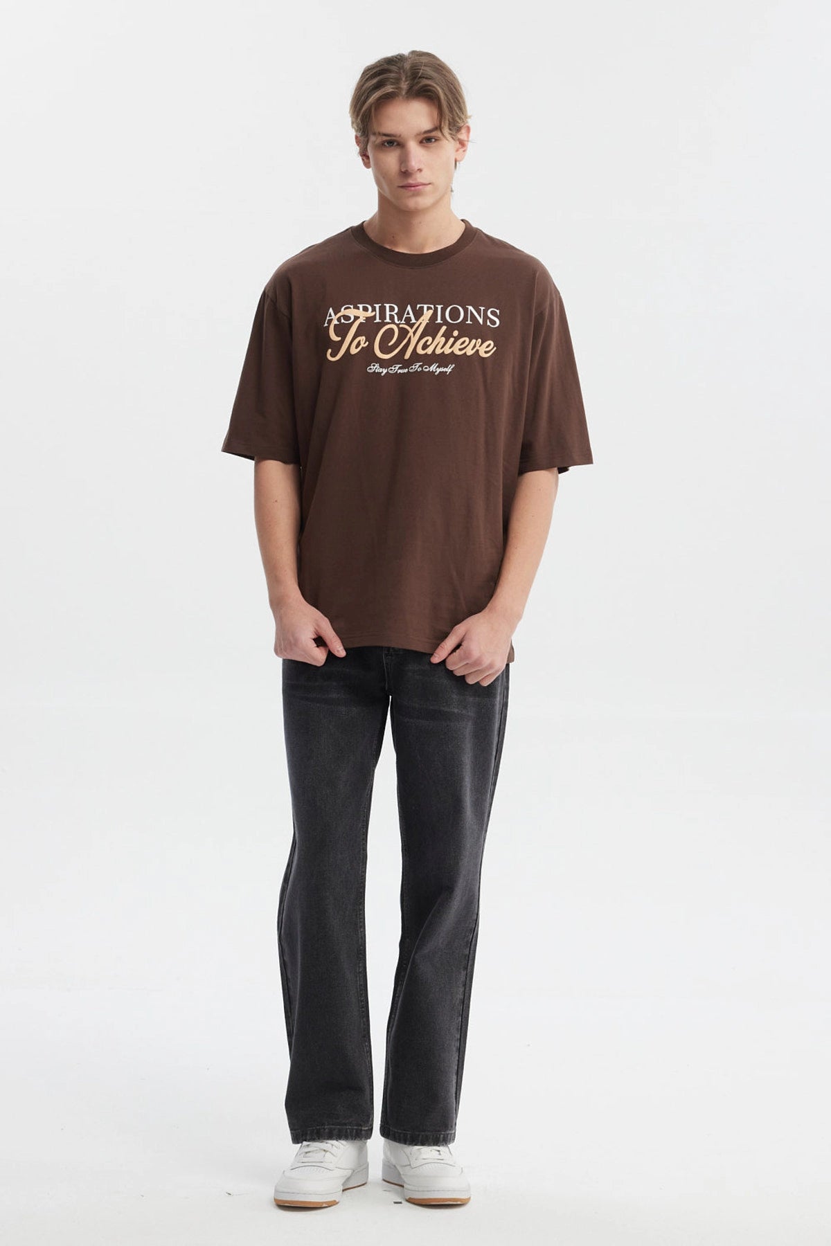 Polera slim chocolate para hombre con texto aspiracional al frente en estilo tipográfico clásico