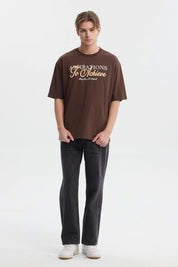 Polera slim chocolate para hombre con texto aspiracional al frente en estilo tipográfico clásico