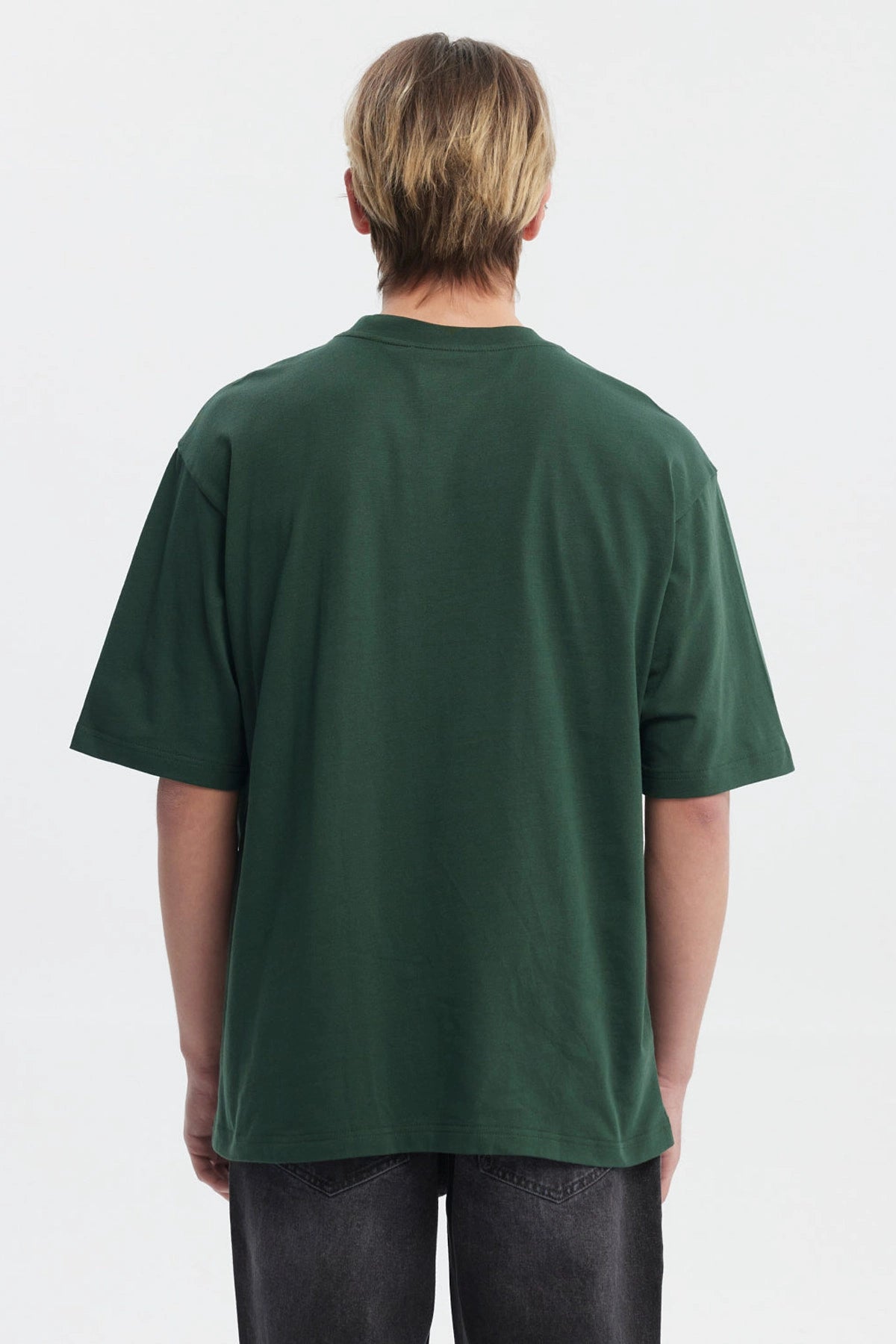 Polera slim verde para hombre con texto Secret of happiness stay happy en el pecho estilo casual y relajado