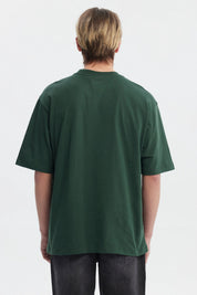 Polera slim verde para hombre con texto Secret of happiness stay happy en el pecho estilo casual y relajado