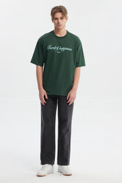 Polera slim verde para hombre con texto Secret of happiness stay happy en el pecho estilo casual y relajado