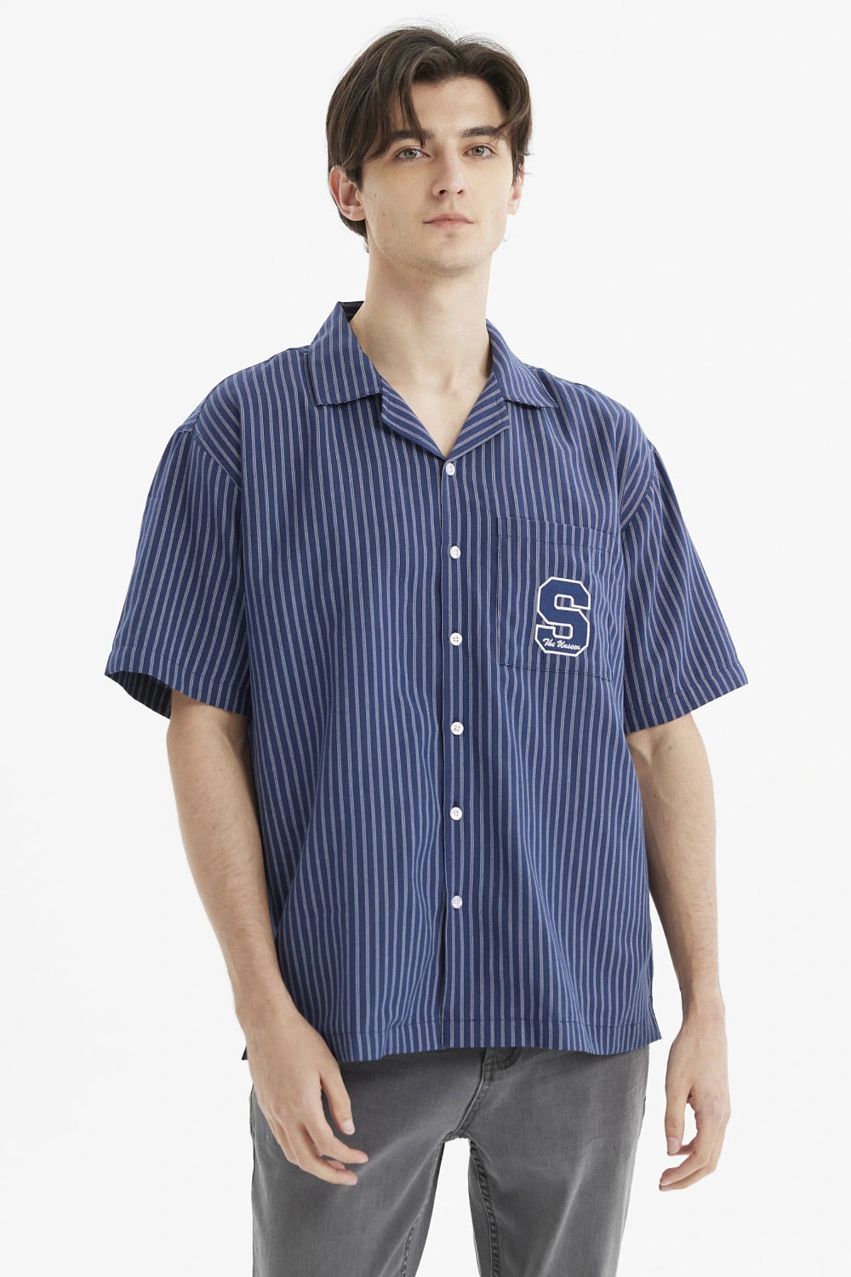 Camisa hombre azul de rayas blancas con cuello camisero y manga corta bolsillo con letra S estilo casual
