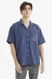 Camisa hombre azul de rayas blancas con cuello camisero y manga corta bolsillo con letra S estilo casual