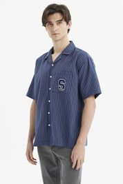 Camisa hombre azul de rayas blancas con cuello camisero y manga corta bolsillo con letra S estilo casual