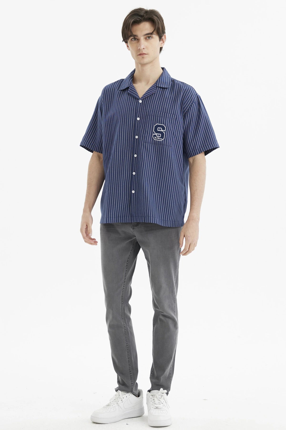 Camisa hombre azul de rayas blancas con cuello camisero y manga corta bolsillo con letra S estilo casual