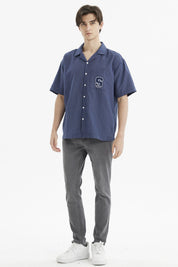 Camisa hombre azul de rayas blancas con cuello camisero y manga corta bolsillo con letra S estilo casual