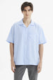 Camisa hombre slim celeste con cuello camisero y rayas verticales delgadas sin estampa lisa y bolsillo al frente