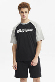Polera negra de hombre con mangas grises y texto California en el pecho estilo casual