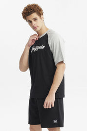Polera negra de hombre con mangas grises y texto California en el pecho estilo casual