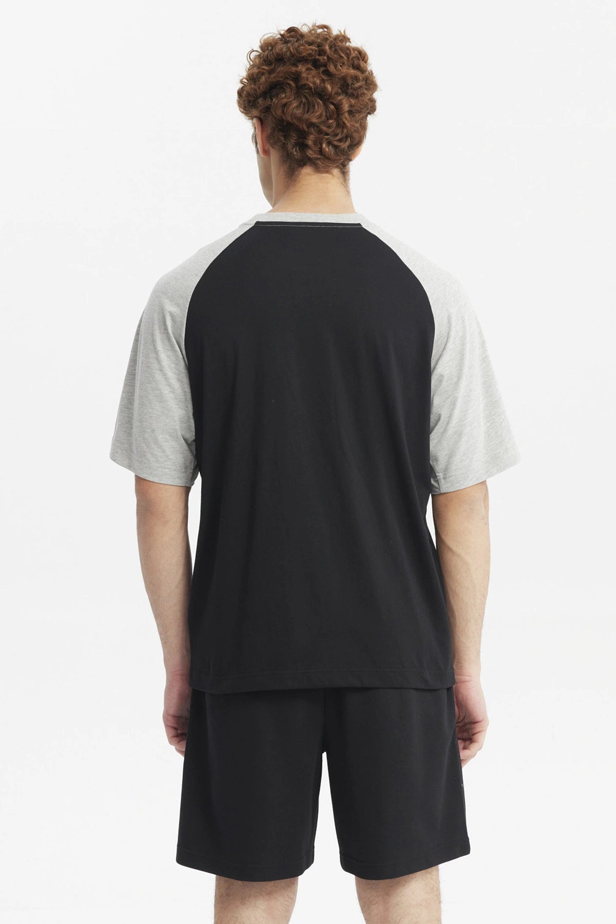 Polera negra de hombre con mangas grises y texto California en el pecho estilo casual