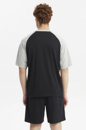 Polera negra de hombre con mangas grises y texto California en el pecho estilo casual