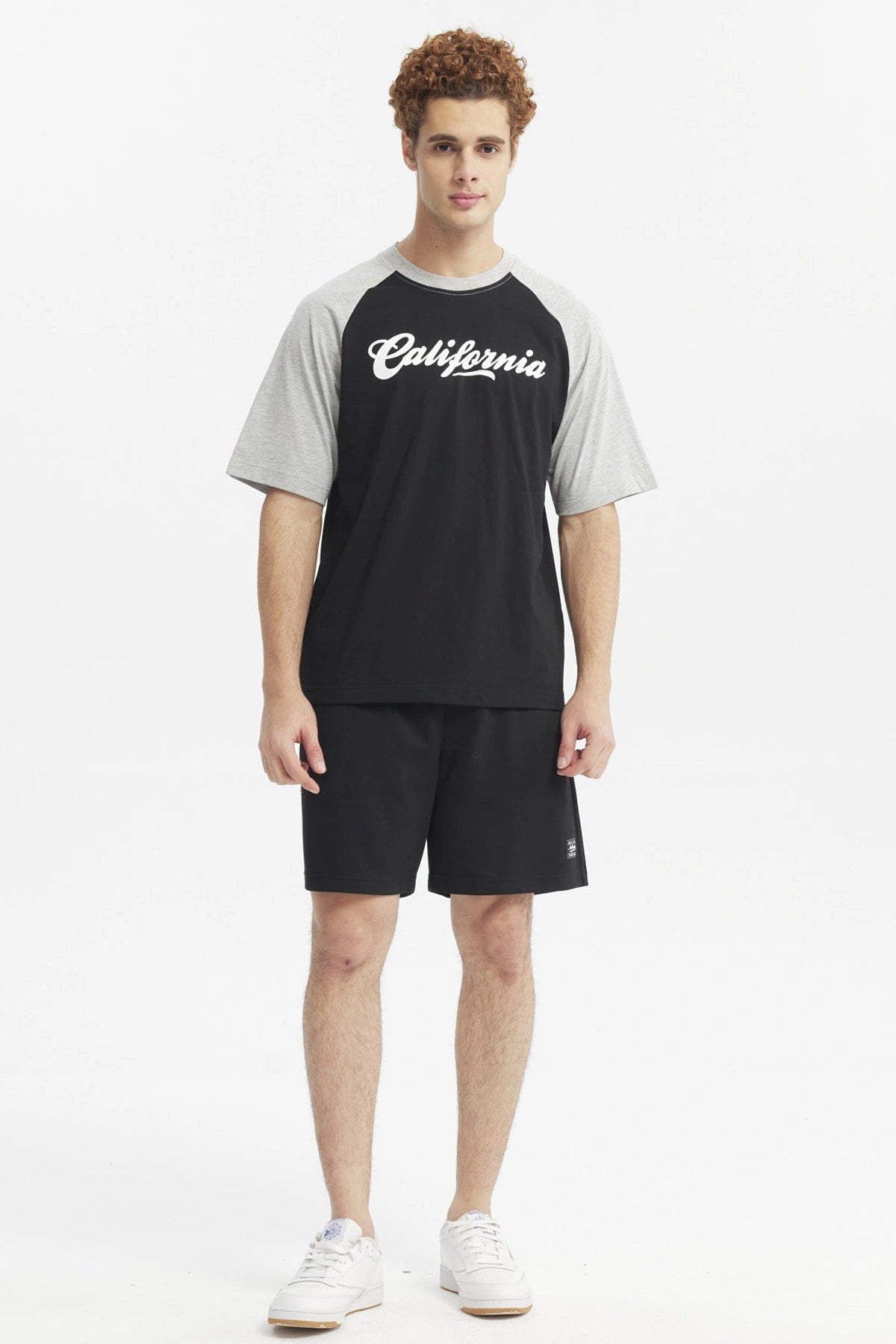 Polera negra de hombre con mangas grises y texto California en el pecho estilo casual