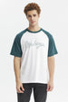 Polera slim verde con mangas raglán verde oscuro y cuerpo blanco diseño Michigan en el frente estilo deportivo casual