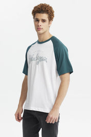 Polera slim verde con mangas raglán verde oscuro y cuerpo blanco diseño Michigan en el frente estilo deportivo casual
