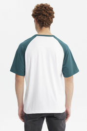 Polera slim verde con mangas raglán verde oscuro y cuerpo blanco diseño Michigan en el frente estilo deportivo casual