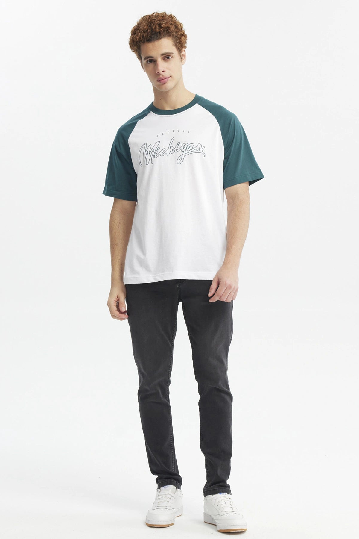 Polera slim verde con mangas raglán verde oscuro y cuerpo blanco diseño Michigan en el frente estilo deportivo casual