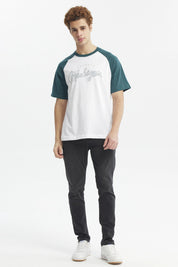 Polera slim verde con mangas raglán verde oscuro y cuerpo blanco diseño Michigan en el frente estilo deportivo casual