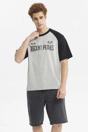 Polera hombre slim gris melange con mangas negras y estampa grande central Ascent Peaks con texto adicional Hike y Est 1989