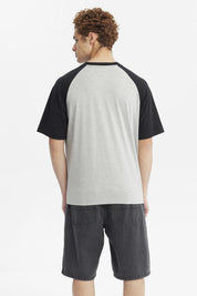 Polera hombre slim gris melange con mangas negras y estampa grande central Ascent Peaks con texto adicional Hike y Est 1989