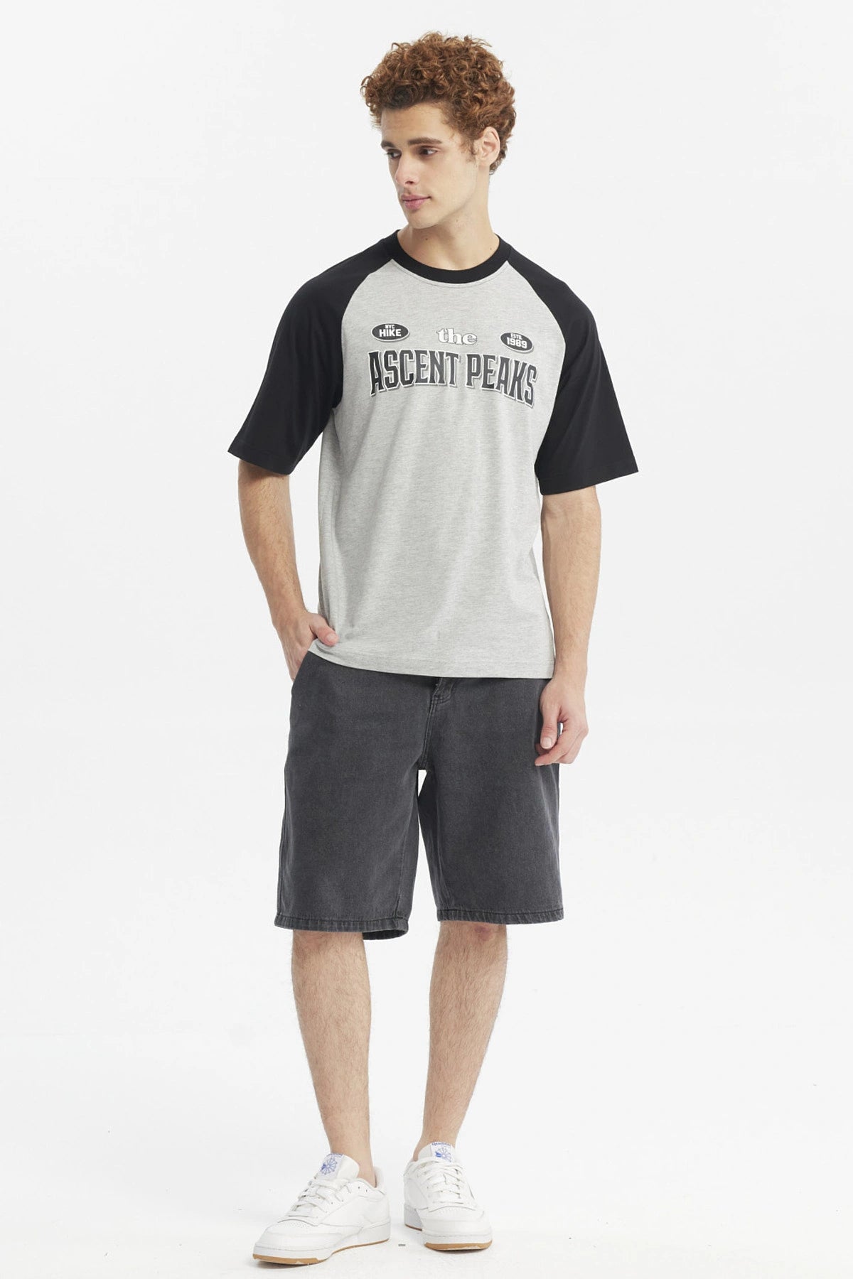 Polera hombre slim gris melange con mangas negras y estampa grande central Ascent Peaks con texto adicional Hike y Est 1989