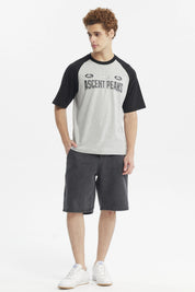 Polera hombre slim gris melange con mangas negras y estampa grande central Ascent Peaks con texto adicional Hike y Est 1989